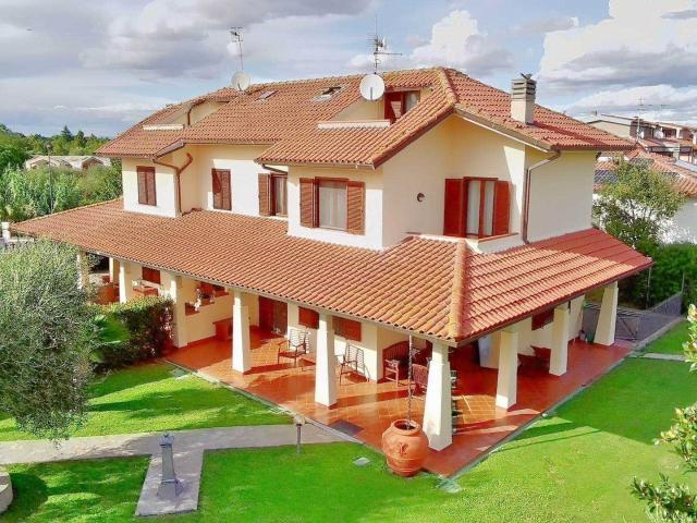 Villa bifamiliare curata nei minimi dettagli, situata in una. 219m² Grosseto