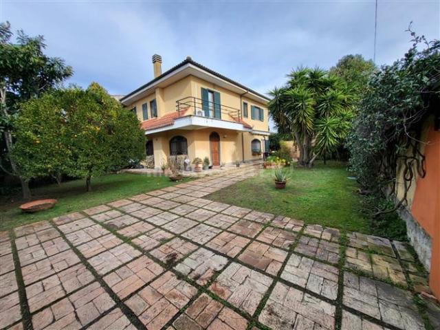 Villa Bifamiliare di 230 mq a Axa, Casal Palocco, Infernetto Roma