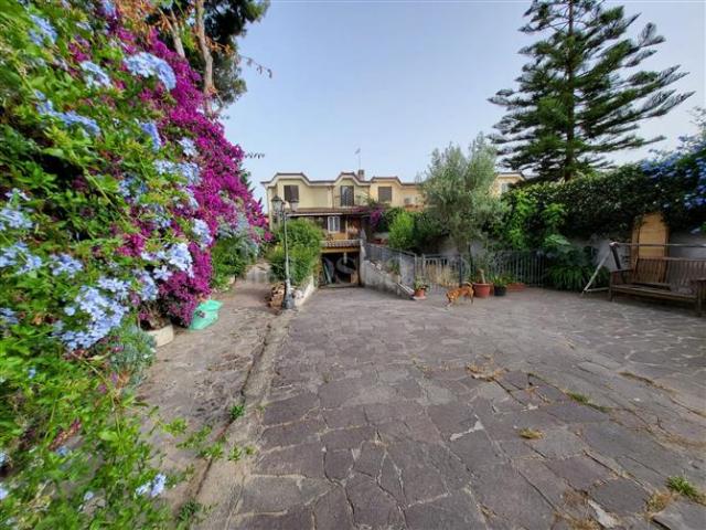 Villa Bifamiliare di 290 mq a Infernetto Roma