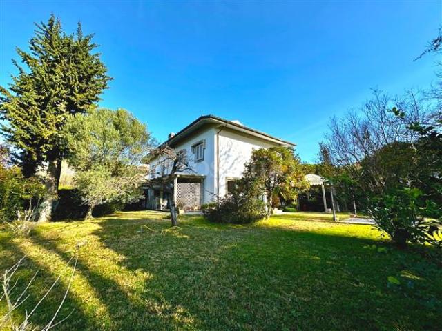 Villa Bifamiliare di 260 mq a Axa, Casal Palocco, Infernetto Roma