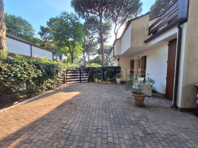 Villa bifamiliare in vendita a Comacchio viale dei Lecci, 114, Lido Degli Estensi