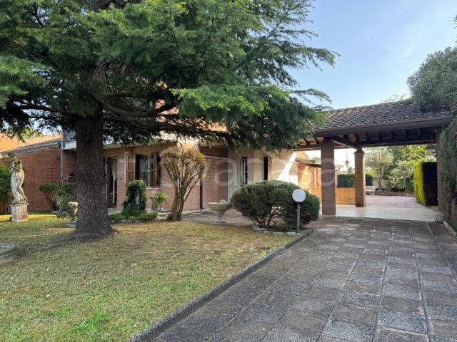 Villa bifamiliare in vendita a Comacchio viale Spagna, 47, Lido Delle Nazioni