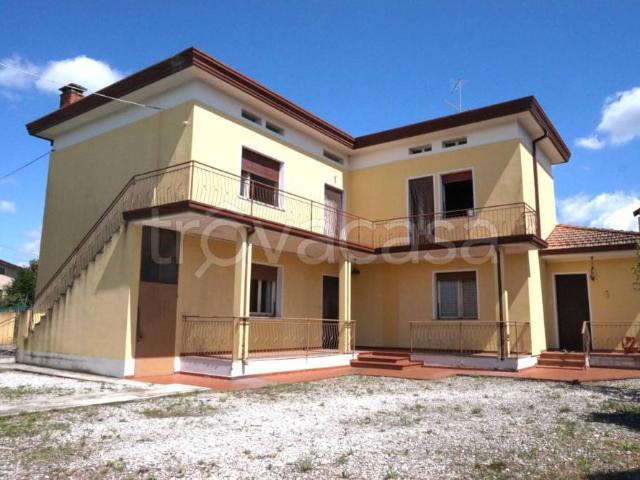 Villa bifamiliare in vendita a Cordenons via Maestra, 191