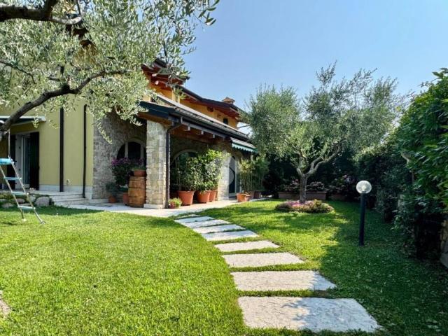 Villa bifamiliare in vendita a Cavaion Veronese via don martini, 14