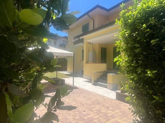 Villa bifamiliare in vendita a Camaiore