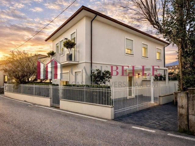 Villa bifamiliare in vendita a Camaiore
