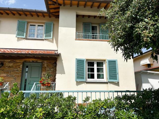 Villa Bifamiliare in vendita a Camaiore