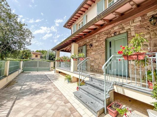 Villa bifamiliare in vendita a Camaiore