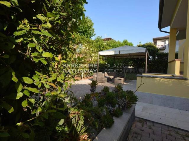 Villa bifamiliare in vendita a Camaiore