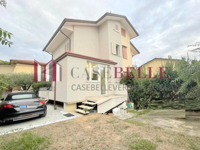 Villa bifamiliare in vendita a Camaiore