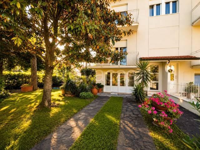 Villa bifamiliare in vendita a Camaiore via Giuseppe Garibaldi, Lido Di Camaiore