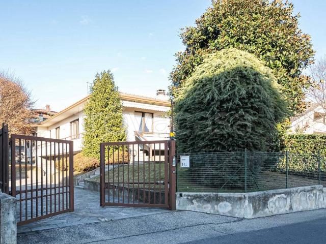 Villa bifamiliare in vendita a Cantù via California