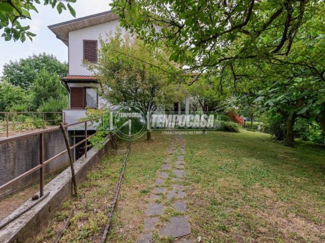 Villa bifamiliare in vendita a Carnate via Galileo Galilei 23