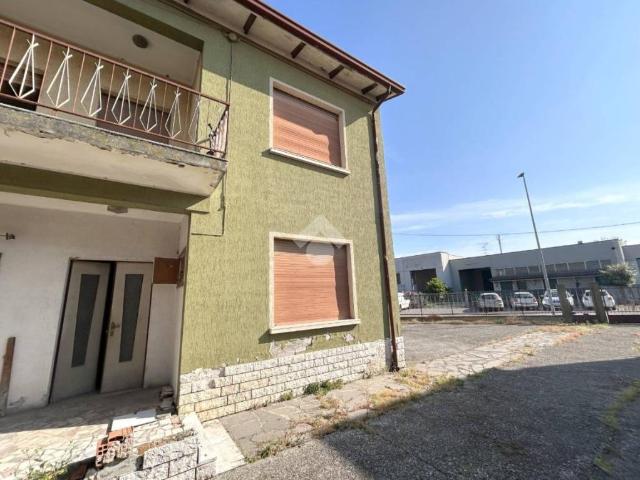Villa bifamiliare in vendita a Carpenedolo via Umberto Treccani, 9
