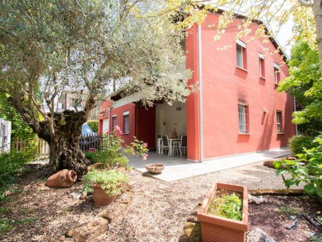 Villa bifamiliare in vendita a Carpi via Oriele Beltrami, 38, Cibeno