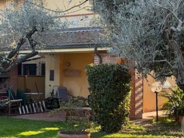Villa bifamiliare in vendita a Carrara