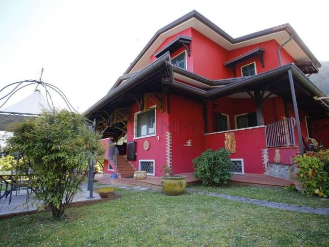 Villa bifamiliare in vendita a Carrara