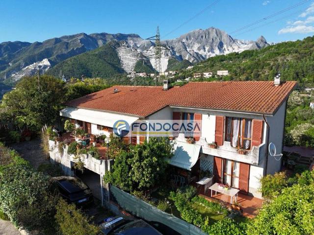 Villa bifamiliare in vendita a Carrara