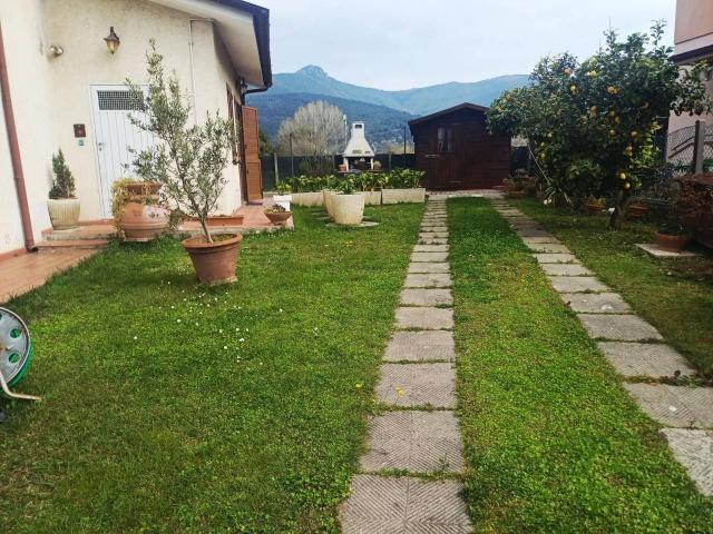Villa bifamiliare in vendita a Cascina