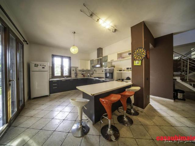 Villa bifamiliare in vendita a Cascina