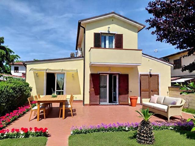 Villa bifamiliare in vendita a Cascina