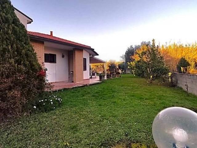 Villa bifamiliare in vendita a Cascina