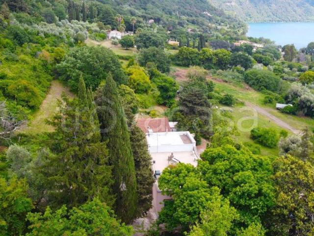 Villa bifamiliare in vendita a Castel Gandolfo via Spiaggia del Lago