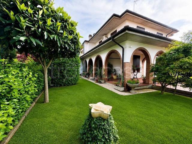 Villa bifamiliare in vendita a Castel San Pietro Terme via spinelli