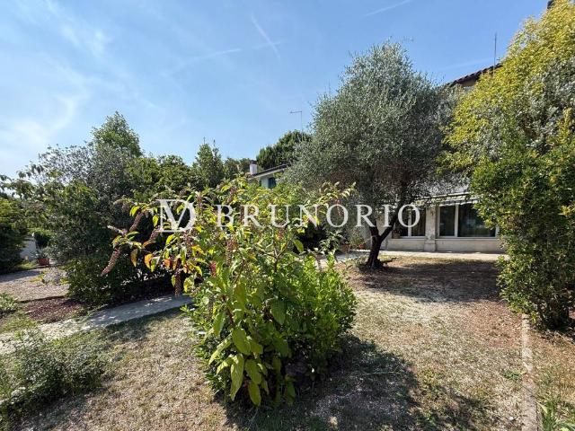 Villa bifamiliare in vendita a Castello di Godego via Papa Giovanni XXIII