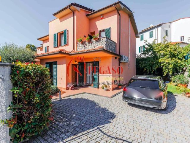 Villa bifamiliare in vendita a Castellare, Pescia