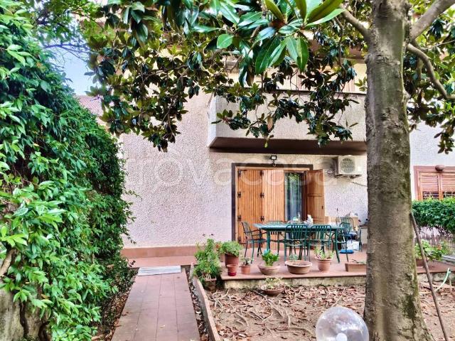 Villa bifamiliare in vendita a Civitavecchia via delle Viole, 25