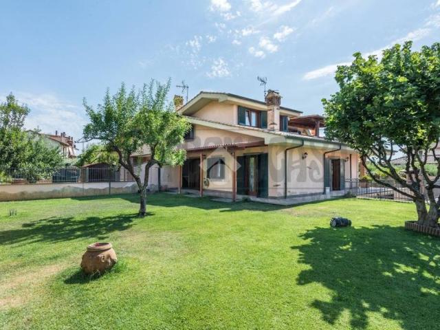 Villa bifamiliare in vendita a Ciampino via Ariccia, 10