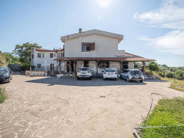 Villa bifamiliare in vendita a Ciampino via Doganale