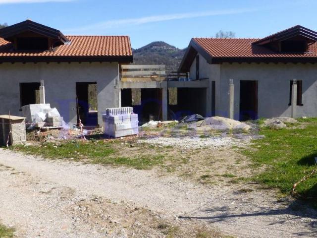 Villa bifamiliare in vendita a Cremenaga via Provinciale, 17