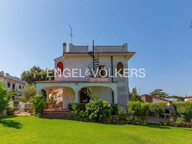 Villa bifamiliare in vendita a Anzio