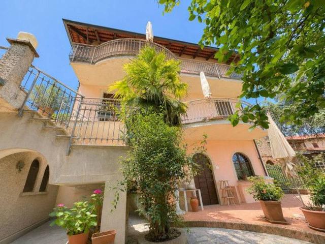 Villa bifamiliare in vendita a Alba