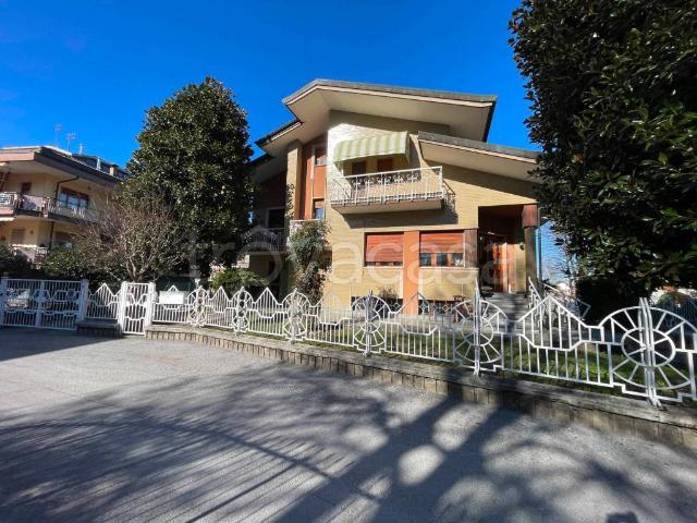 Villa bifamiliare in vendita a Boves via Lidice, 4