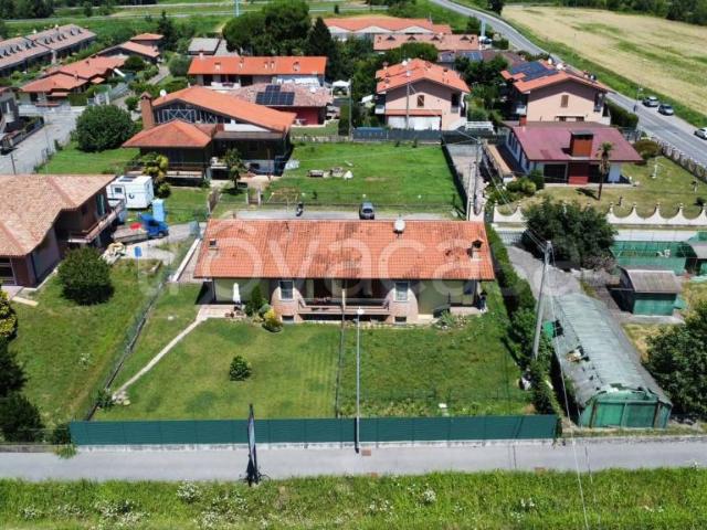 Villa bifamiliare in vendita a Bonate Sopra via Roma