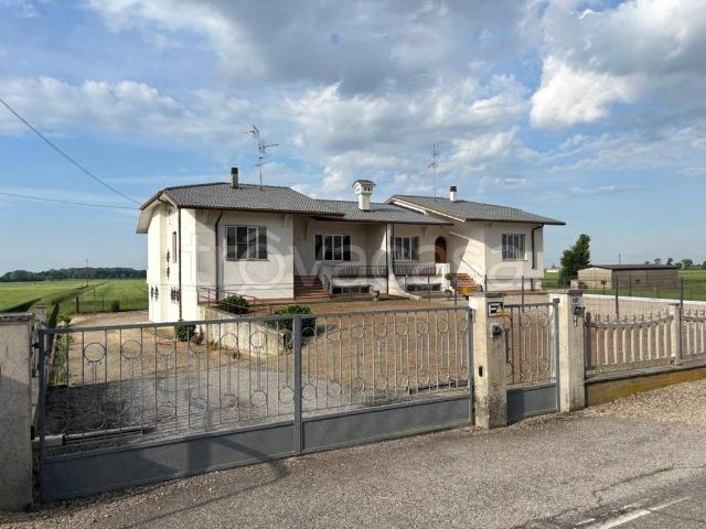 Villa bifamiliare in vendita a Bondeno via per Vigarano, 116