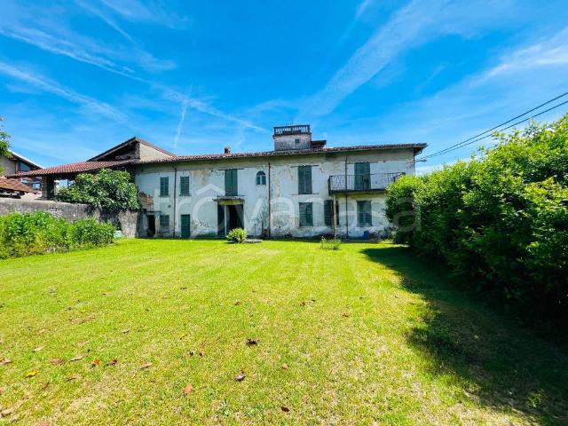Villa bifamiliare in vendita a Borgo Ticino
