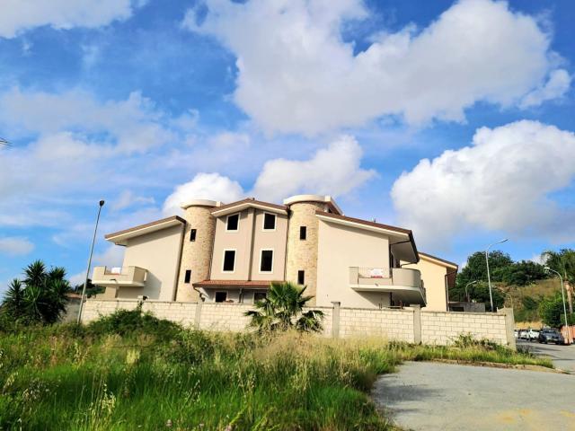 Villa Bifamiliare con giardino a Barcellona Pozzo di Gotto