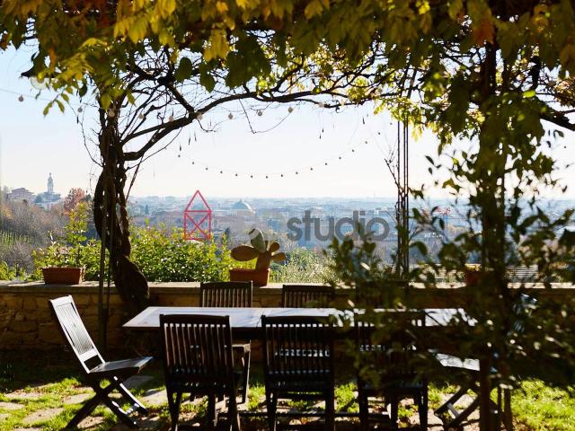 Villa bifamiliare in vendita a Bergamo