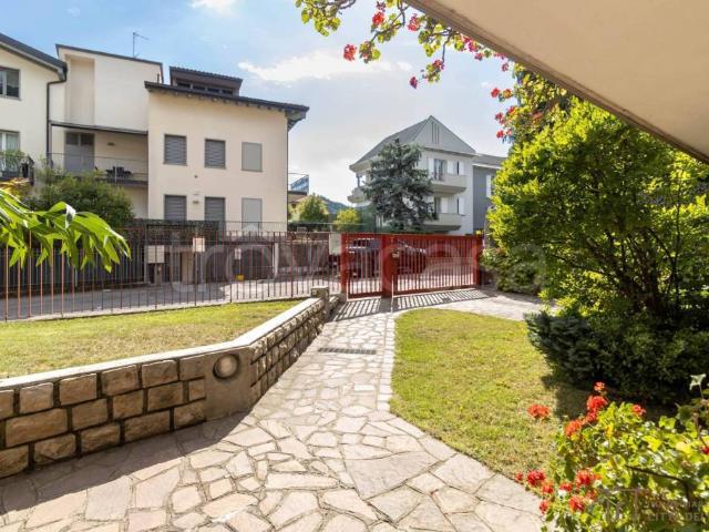 Villa bifamiliare in vendita a Bergamo via Raboni, Valverde