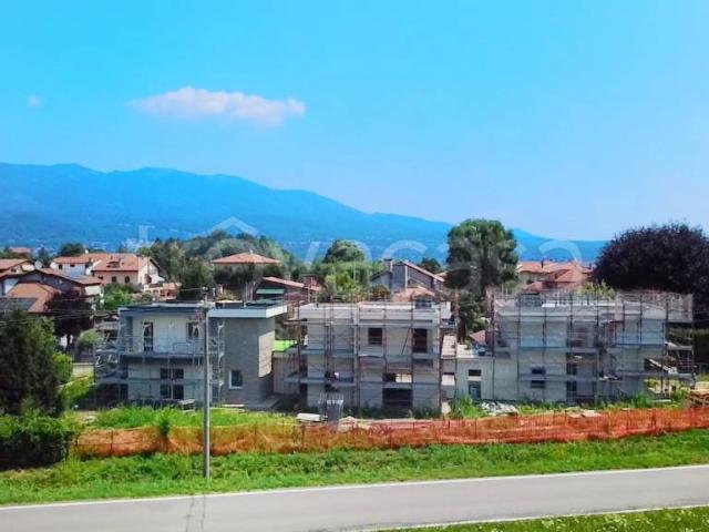 Villa bifamiliare in vendita a Biandronno via Molinari