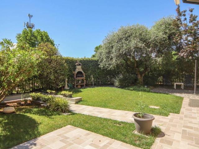Villa bifamiliare in vendita a Biassono via Europa, 1