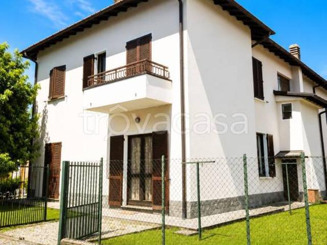 Villa bifamiliare in vendita a Binago via Roma, 48