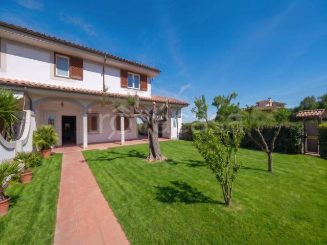 Villa bifamiliare in vendita a Bracciano via dei Gelsomini, 4, Centro