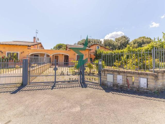 Villa bifamiliare in vendita a Bracciano via del Sassone