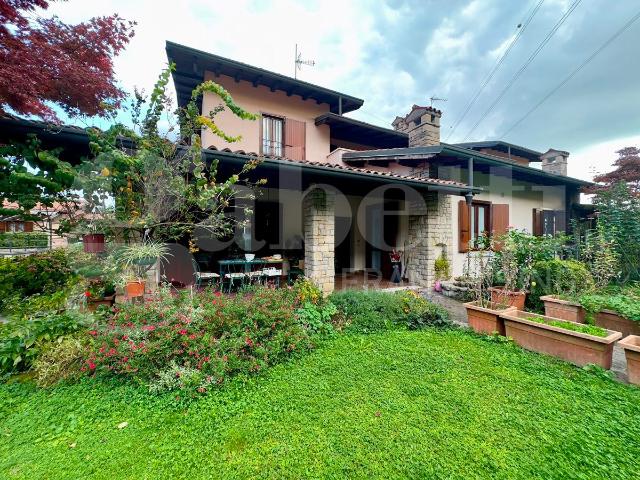 Villa bifamiliare in vendita a Brescia