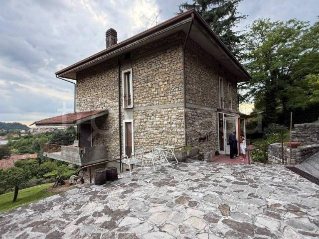 Villa bifamiliare in vendita a Brescia via Torquato Taramelli, Mompiano Costalunga